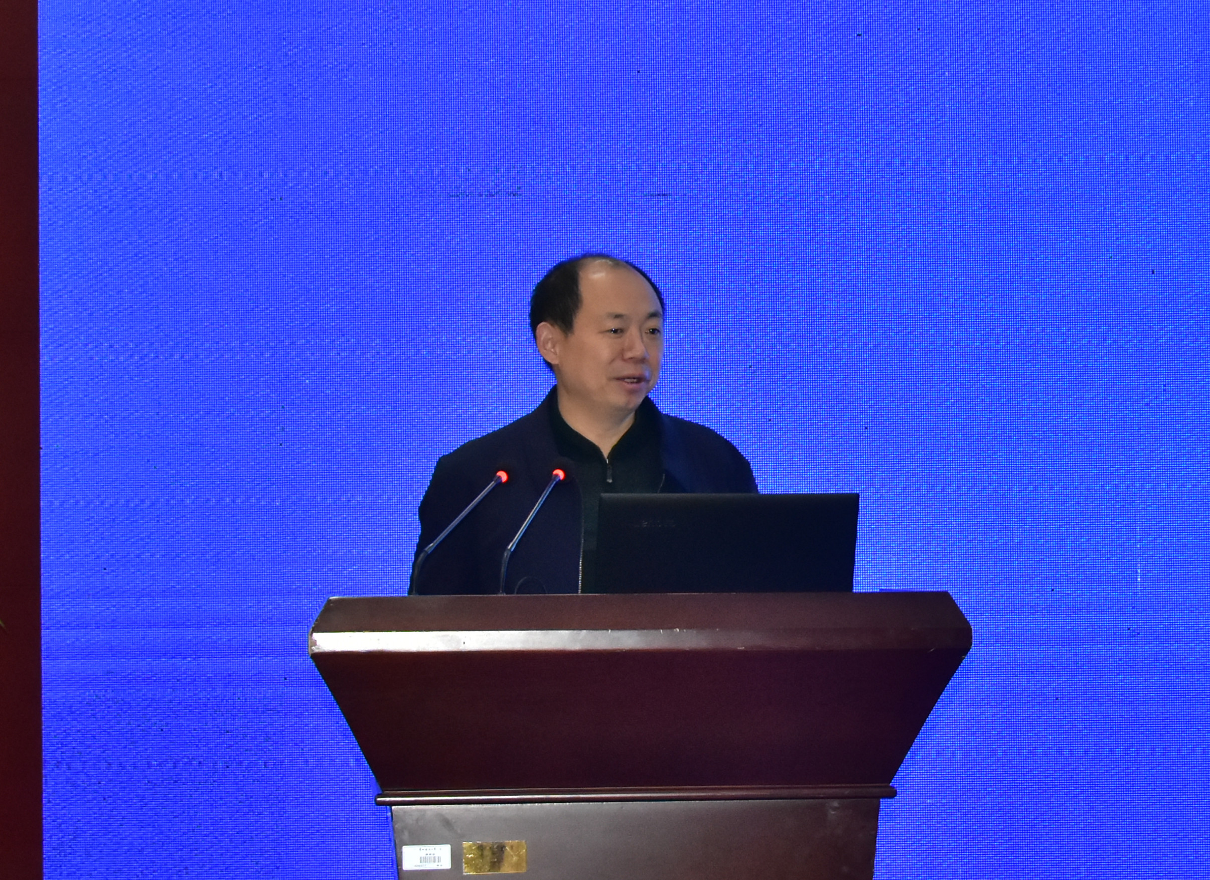 副校长李汉文教授主持会议