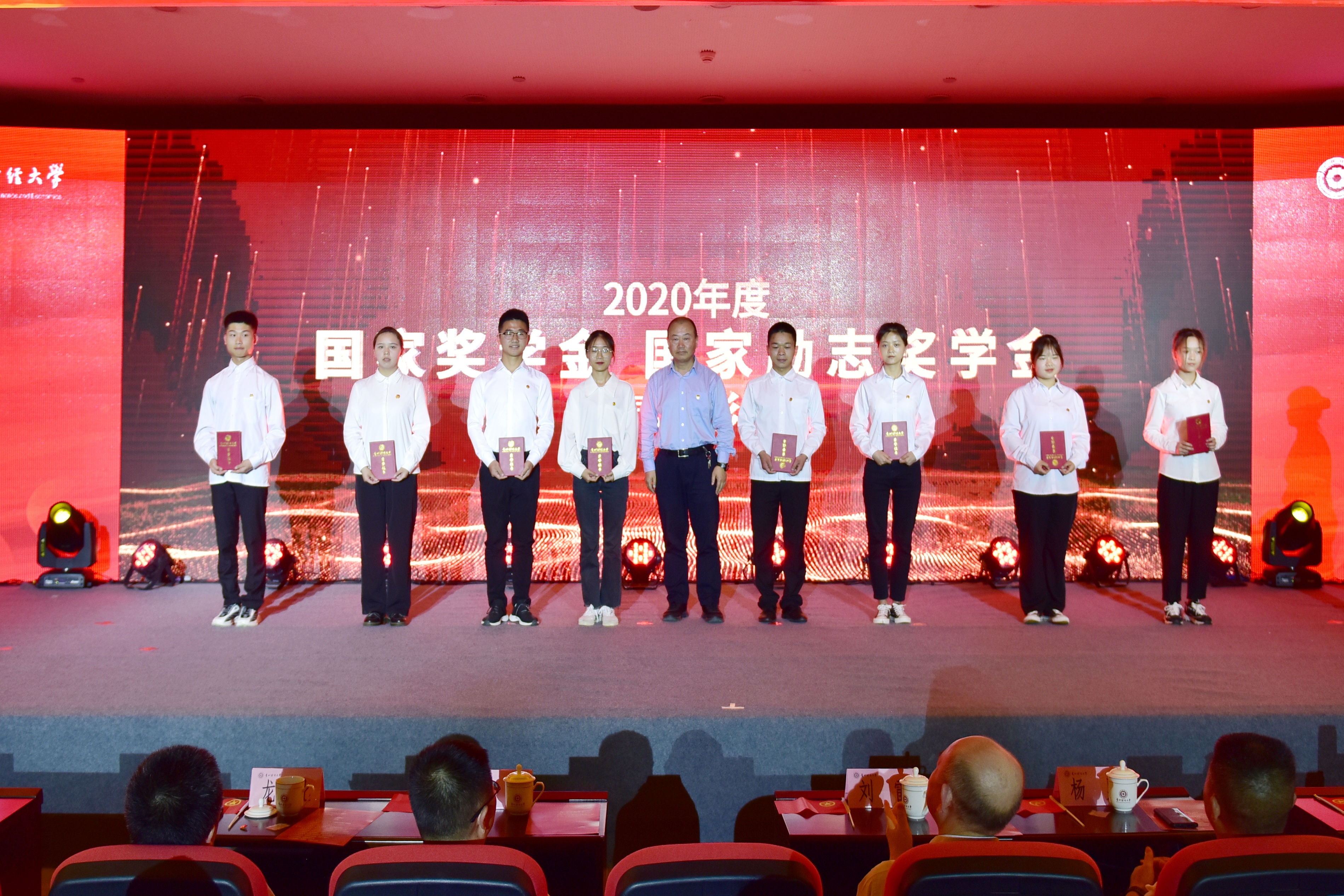 青春心向党 奋斗新华章——学校举行纪念五四运动102周年暨学生表彰